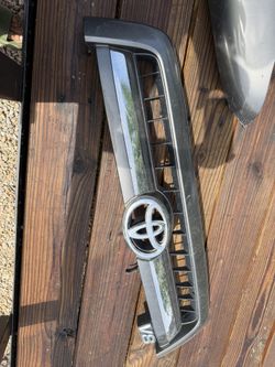 2005 Toyota Sequoia Front Grill And Left Fender
