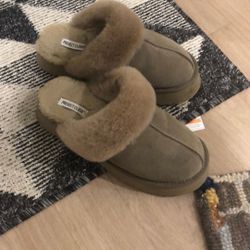 Slippers Women’s Size 8