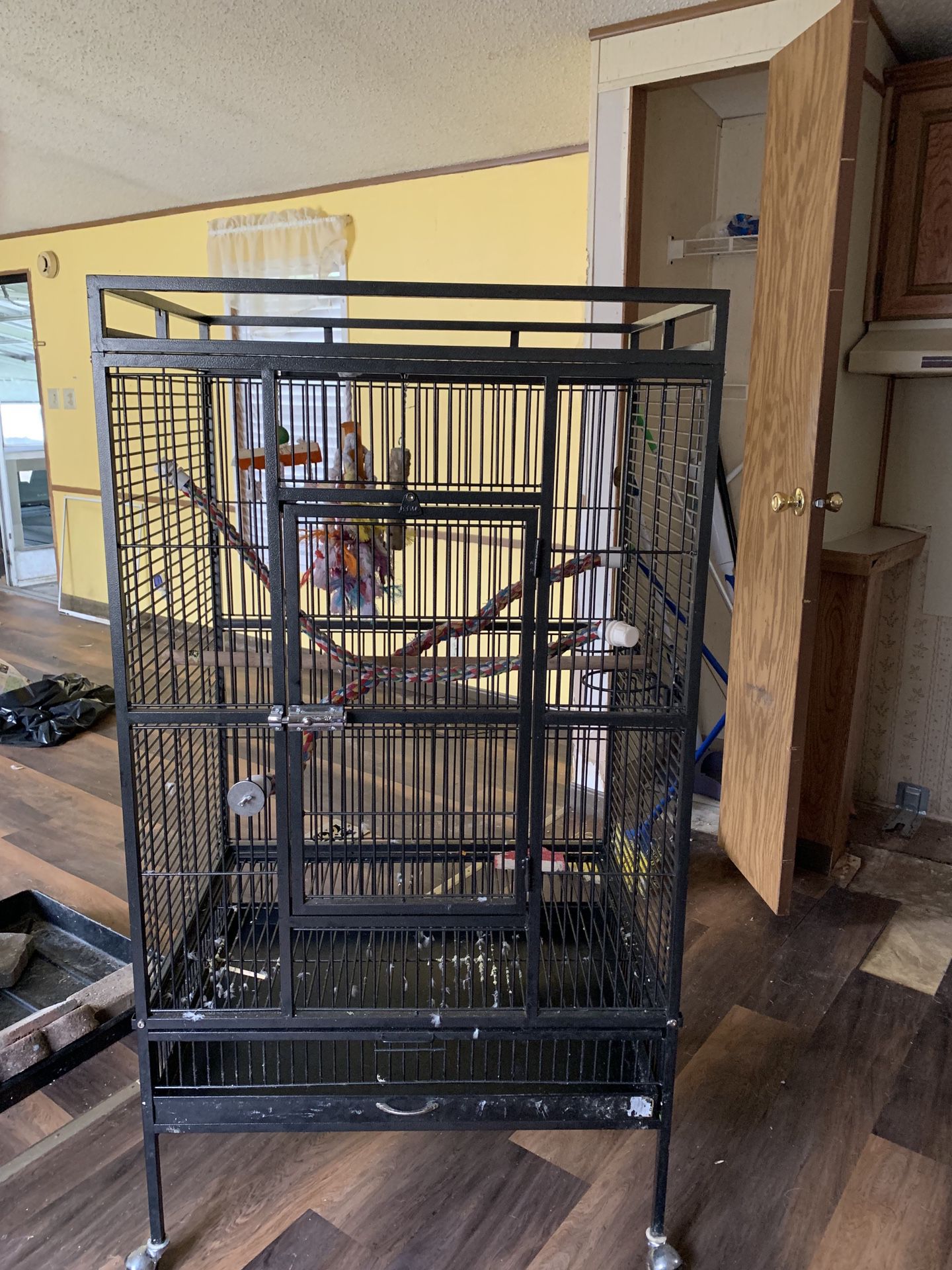 Prevue Bird Cage. - moving can not take
