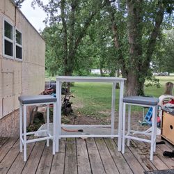 Island And 2 Stools