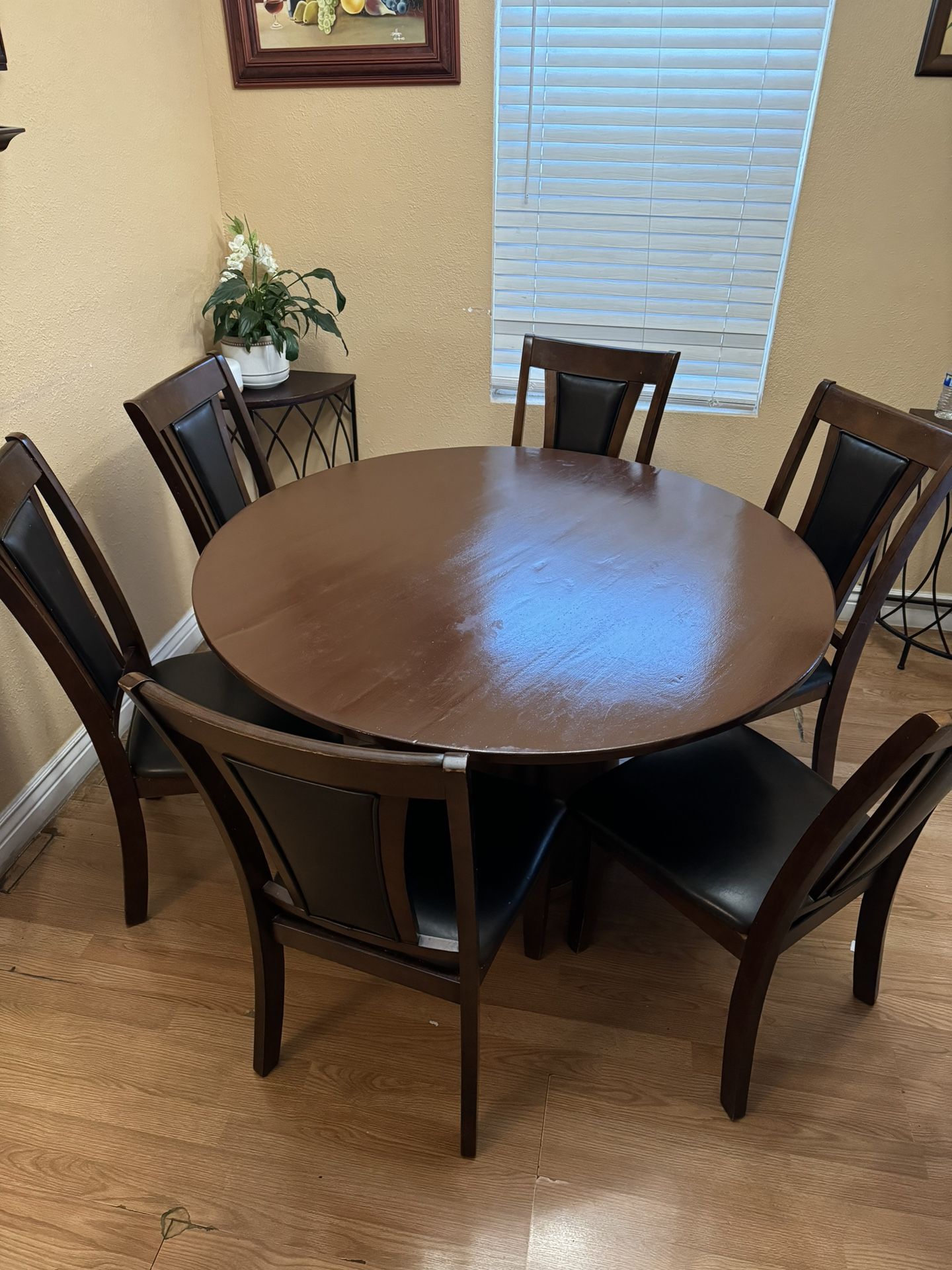 Round Dining Table With 6 Chairs 