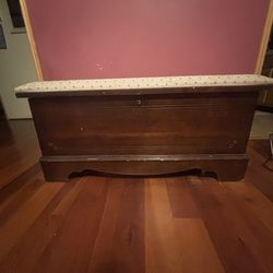 Lane cedar chest Cushioned