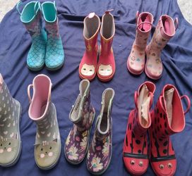 Raining boots for girls used condition see size on the pictures see down below
