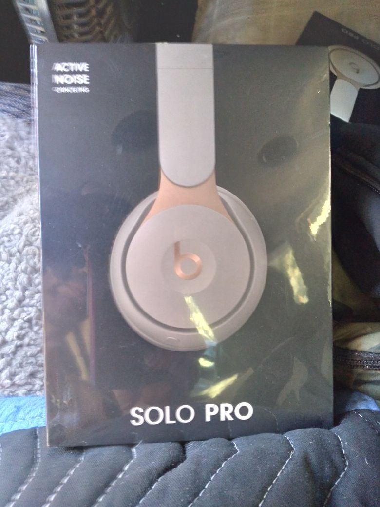 Solopro by Dre Beats and Apple