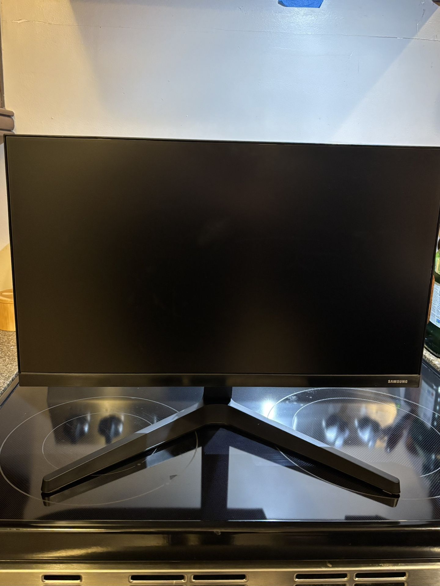 Samsung 22” Flat FHD Monitor with Borderless Design.