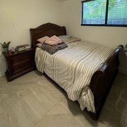 Queen bed set W/ Mattress