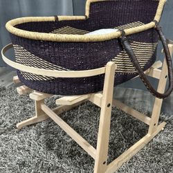 Moses basket with snuggle pillow