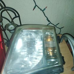 2006 Nissan Pathfinder headlight assembly passenger side