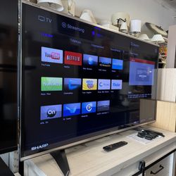 Sharp 60" Class LC-60UQ17U AQUOS Full HD Smart LED 3D TV Perfect Working Condition 