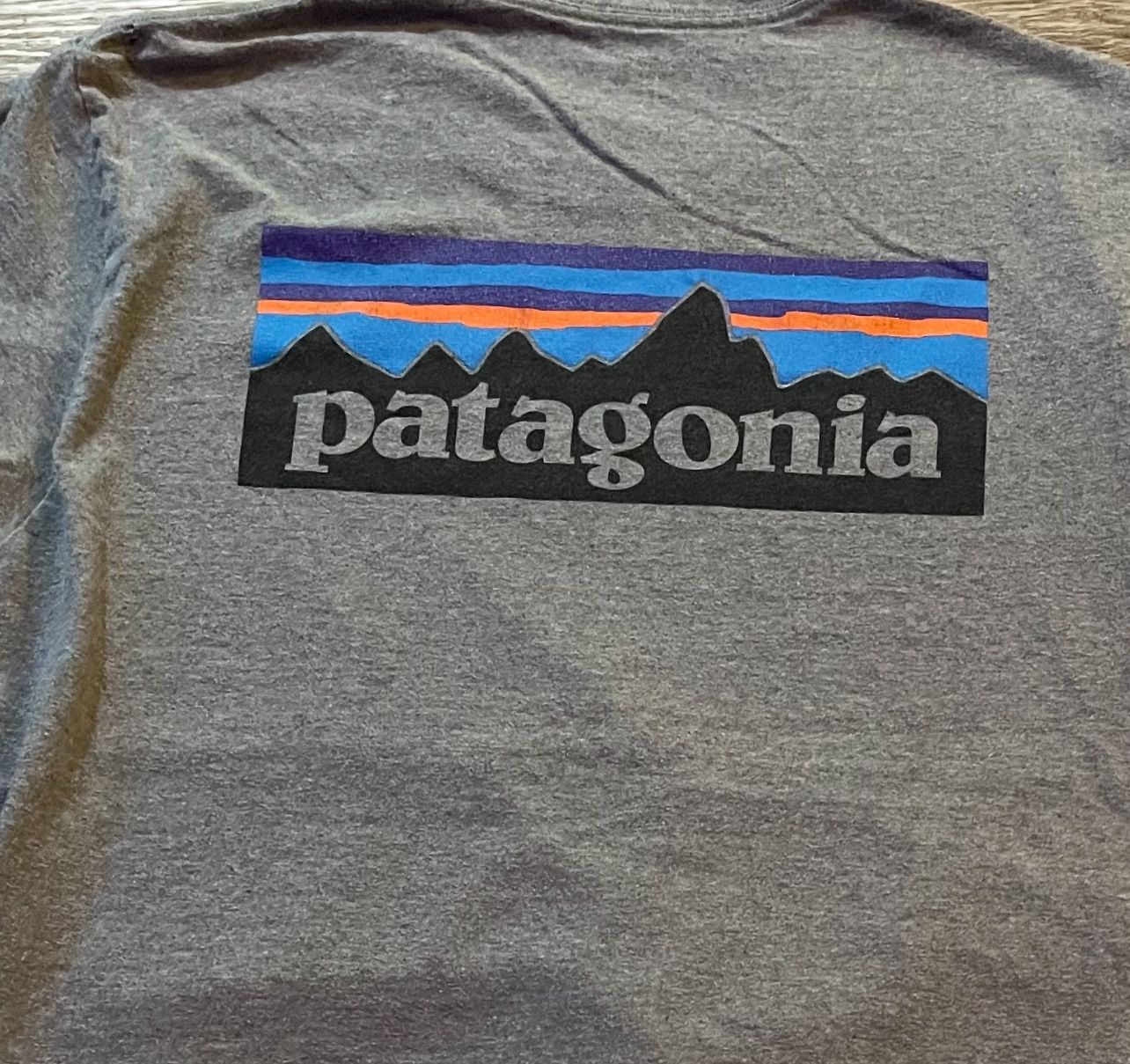 Patagonia Shirt Mens Med Gray Mountain Logo Regular Fit Short Sleeve T Shirt See picture for measurements are approximate size Compare to your own fa