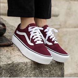 Vans Old Skool Platform shoes in a burgundy suede sz 7 women/ 5.5 men