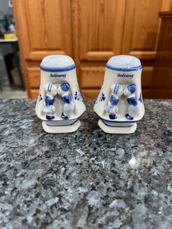 Vintage Solvang Deft Blue Kissing Boy and Girl 3D souvenir pair of salt and pepper shakers.  Size approximately 3 1/4 inches tall.  Preowned
