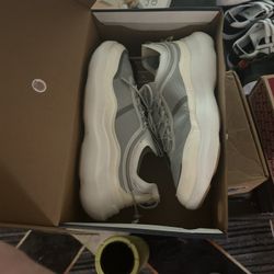 Mens Size 11 Shoes (Reef)