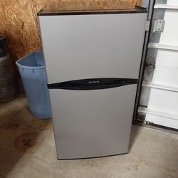 USED FRIGIDAIRE Mini Refrigerator