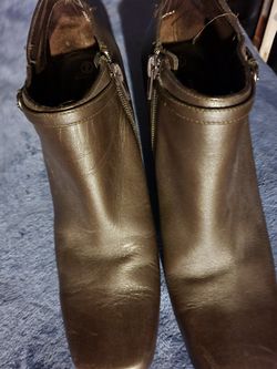 Brown boots ankle high zipper side size 9