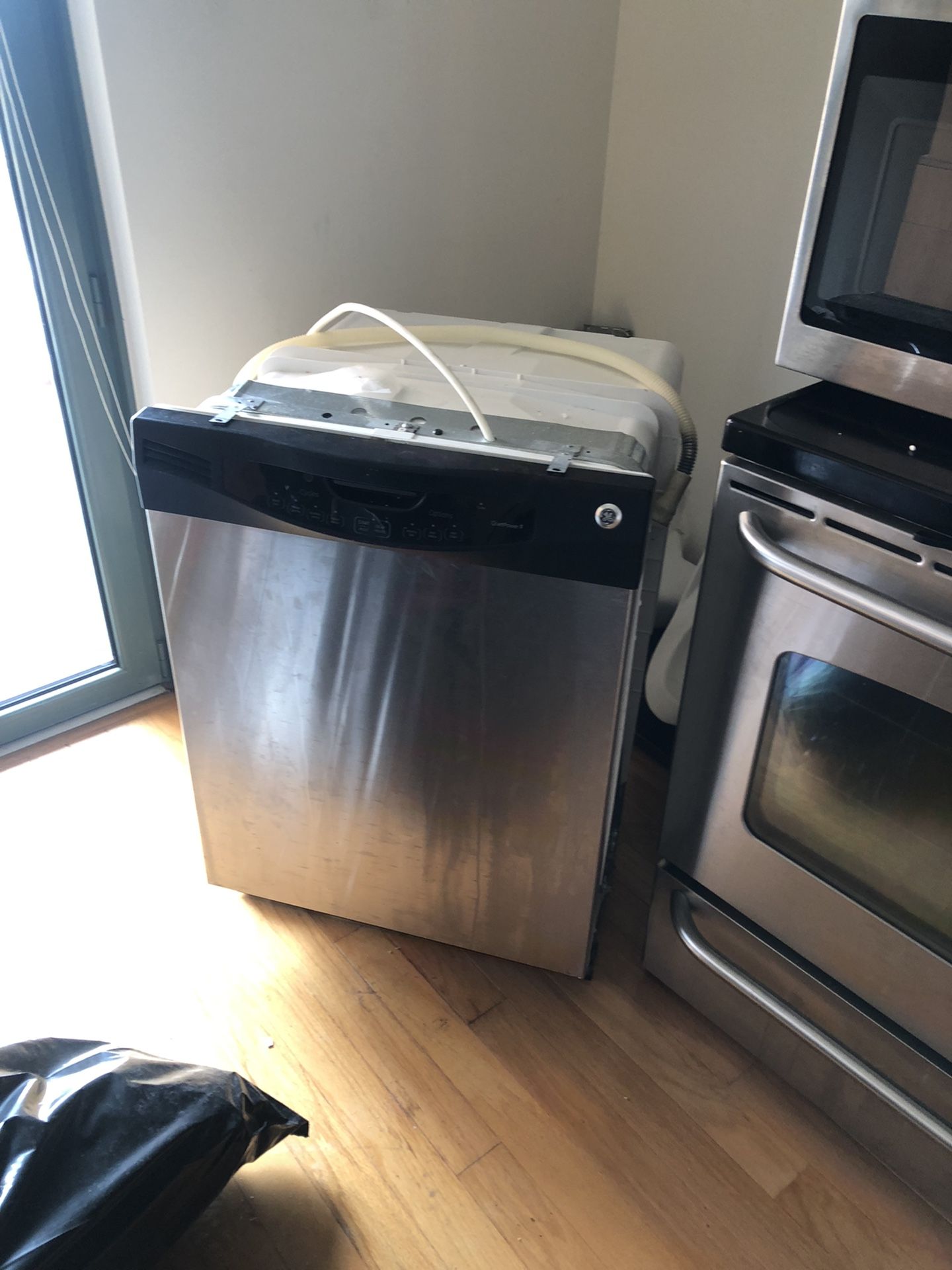 GE Refrigerator  Stove M/w  Dishwasher 