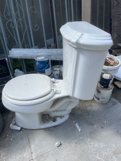 Kohler Toilet Used Very Good Condition 