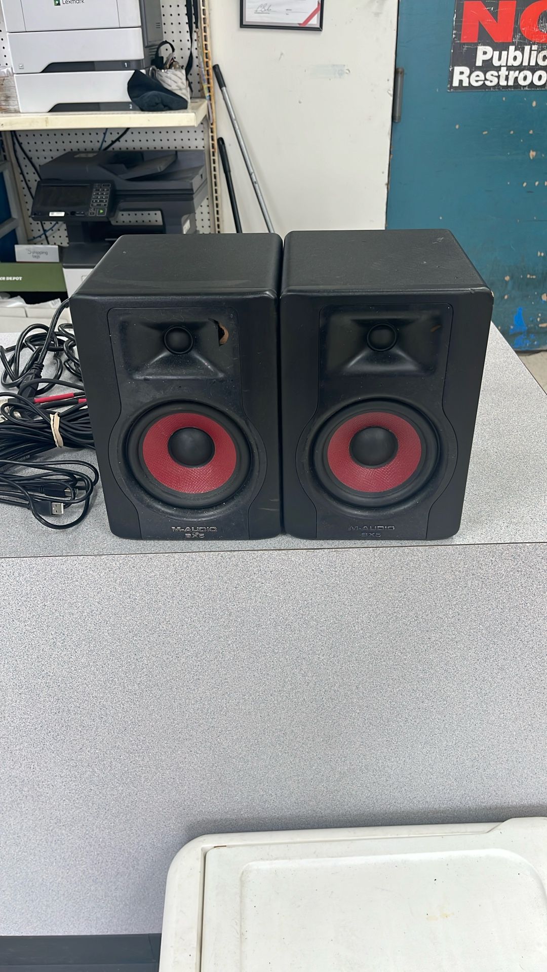 M-Audio BX5 Studio Speakers With Cords