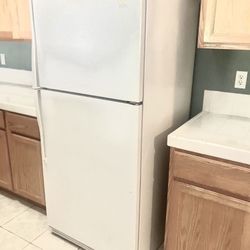 FREE DELIVERY 🚚😃Good working whirlpool refrigerator/freezer