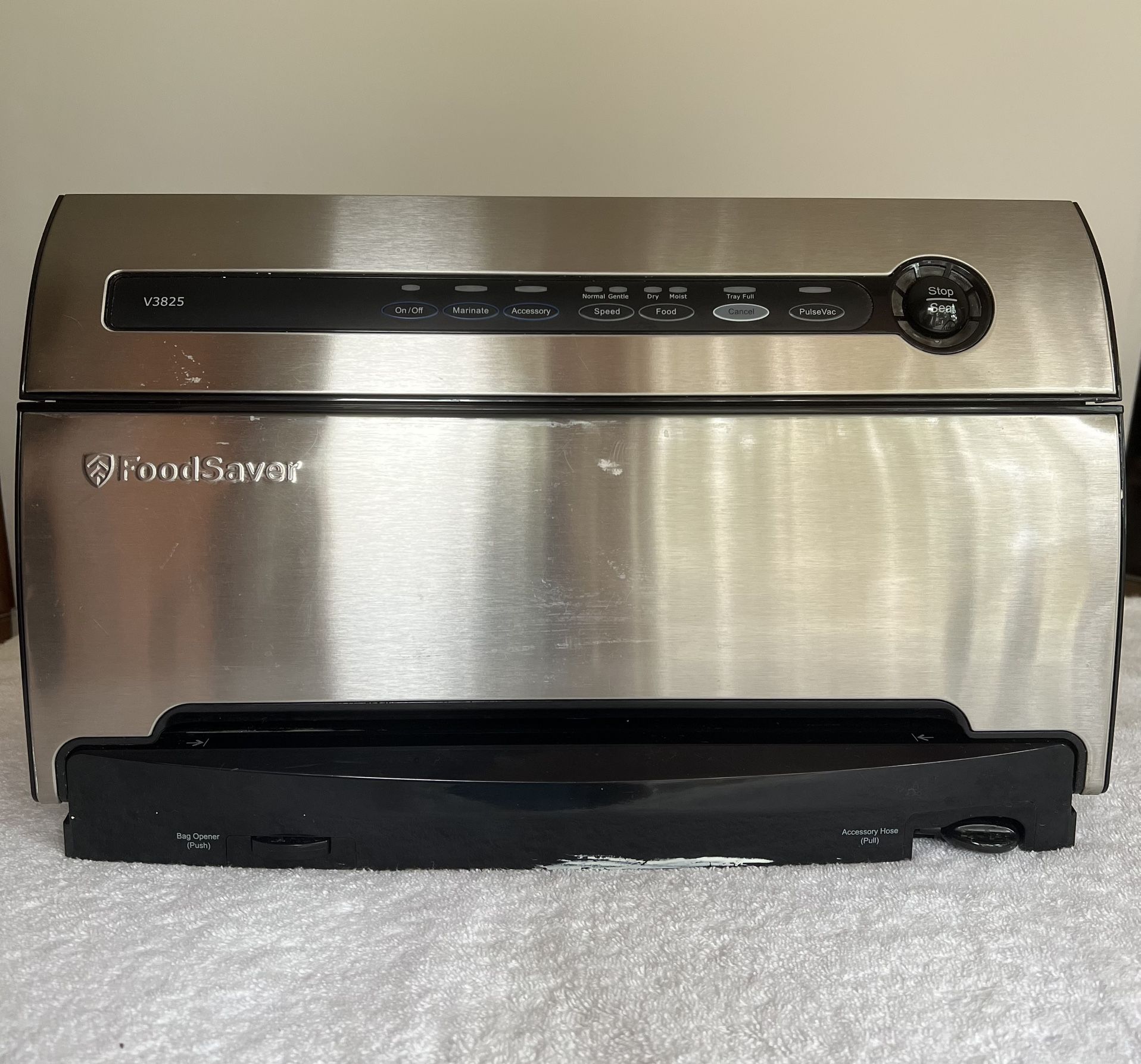 FoodSaver V3825 vacuum sealer in good working condition.