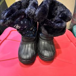 New Women’s Snow Boots size 8. Located in Murray cash/venmo