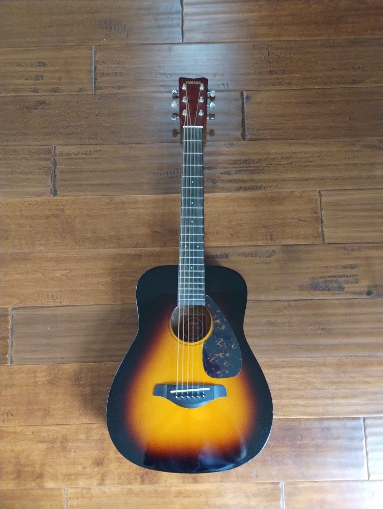 Yamaha JR2  3/4 Acoustic Guitar + Guitar Stand