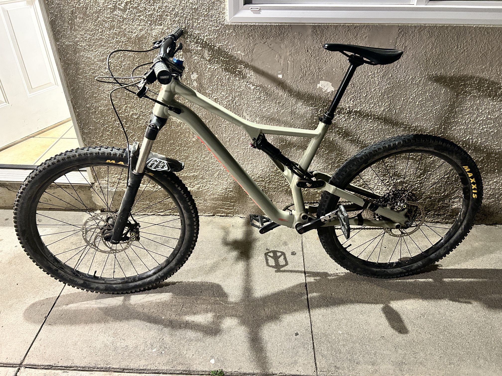 2019 Specialized Stumpjumper 27.5 Medium Frame