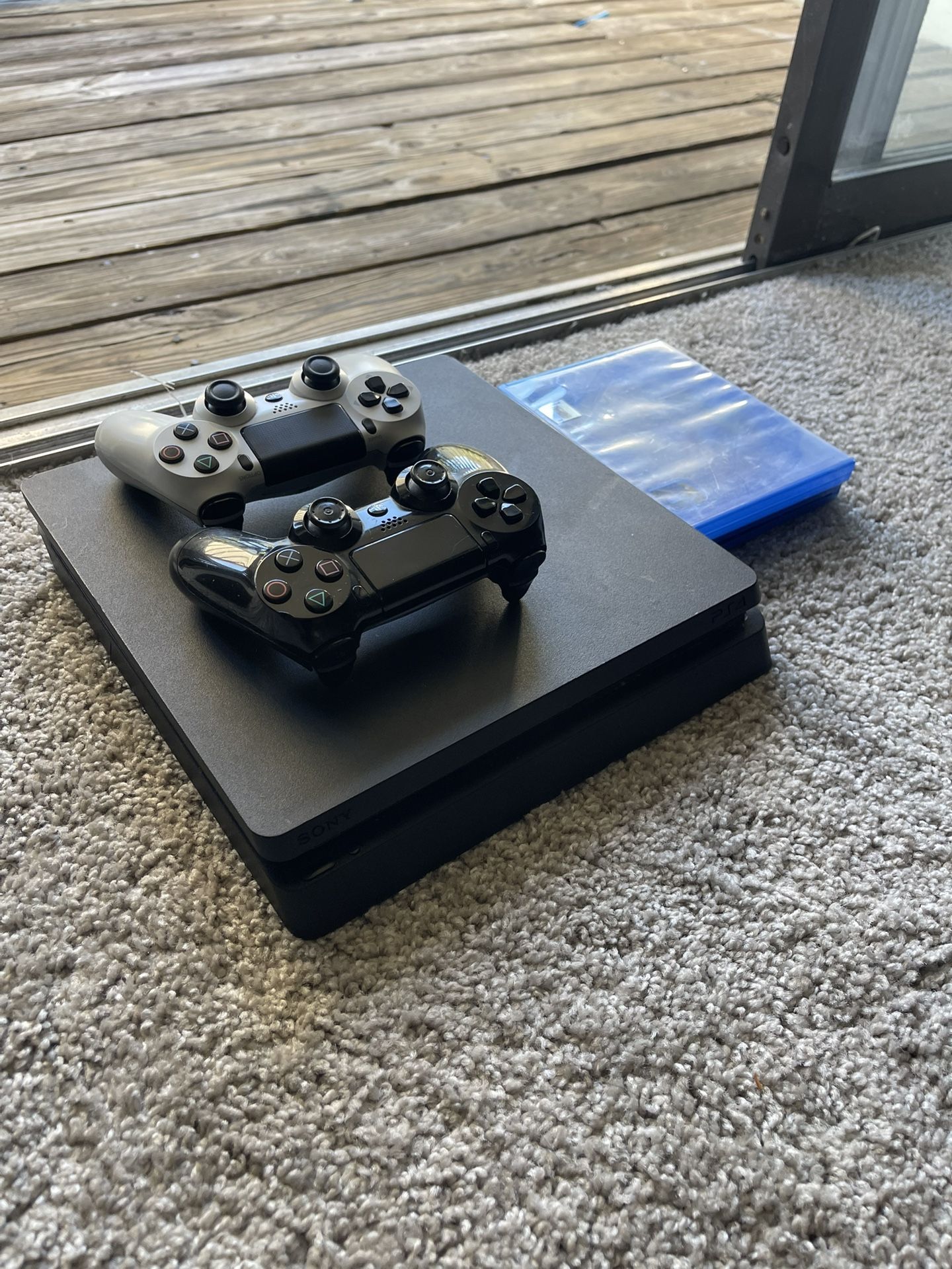 Vendo ::PlayStation 4 slim 2 controles & 3 cd originales..