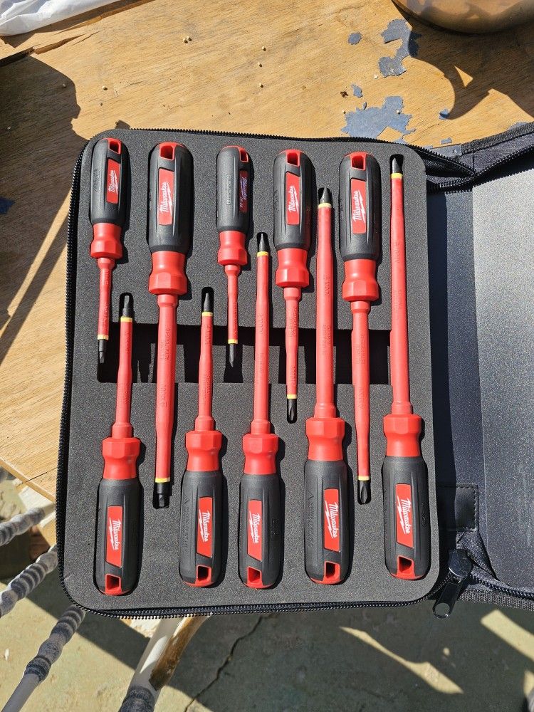 Milwaukee 10 pc. 1000V Insulated Screwdriver Set with EVA Foam Case