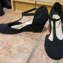 Never worn small heel shoe size 8