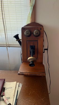 The Country Belle crank phone radio