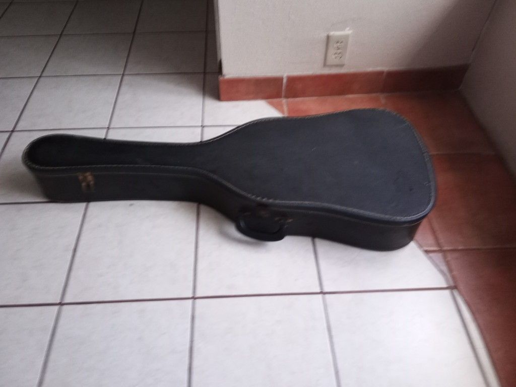 Acoustic guitar CASE-