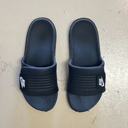 NIKE SLIDES ALMOST LIKE NEW