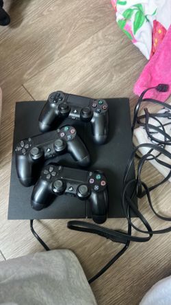 PS4 3 controllers