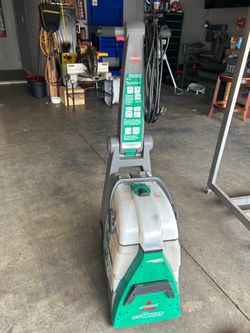 Carpet cleaning machine