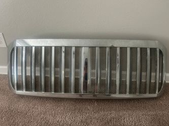 Grill for 2011 and up ford f250 and f350 grill very good condition