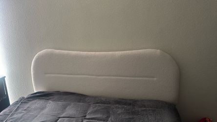 Queen bedframe