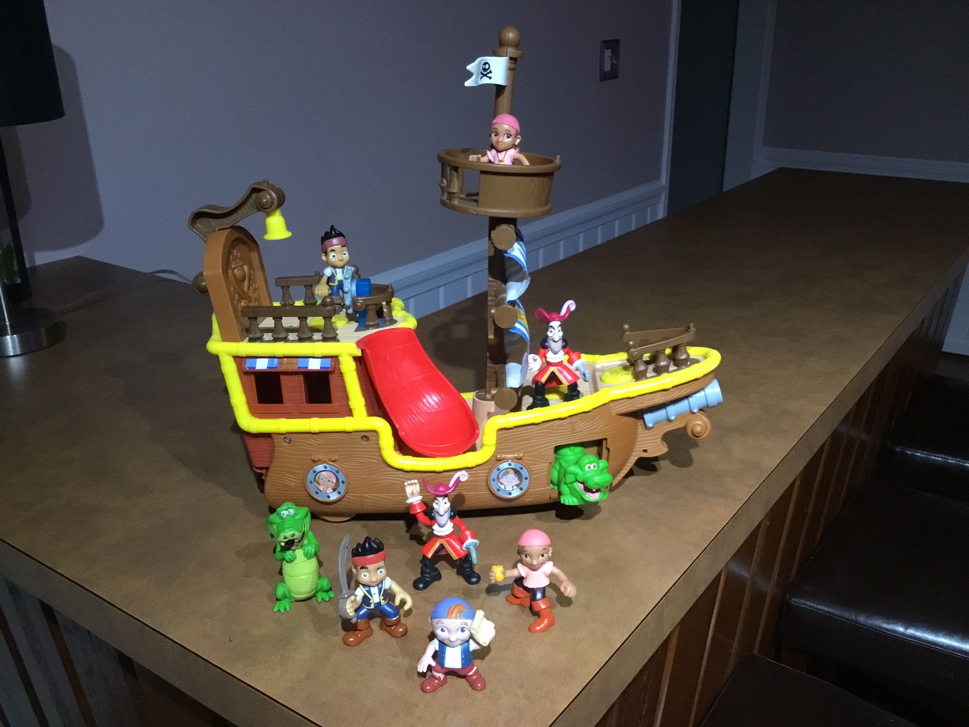 Jake and the Neverland Pirates Musical Pirate Ship Bucky - Collectable, with figures