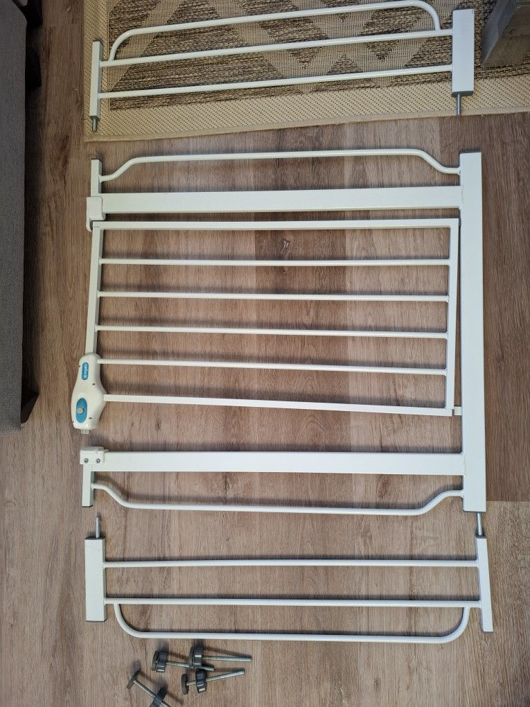 Regalo Baby/Pet Gate. 30 In Tall, Up To 44 In Wide
