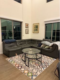 RUG (Square 6’7 x 6’7)