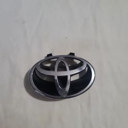 97-01CAMRY FRONT RADIATOR GRILLE EMBLEM