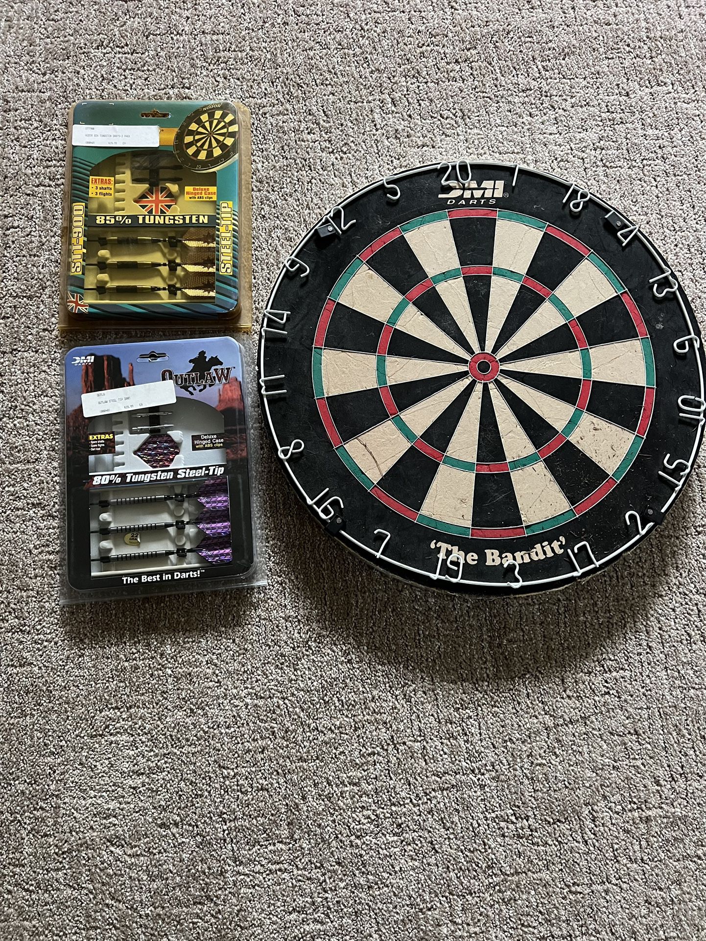 New Dart Board And 2 Sets Of Darts 