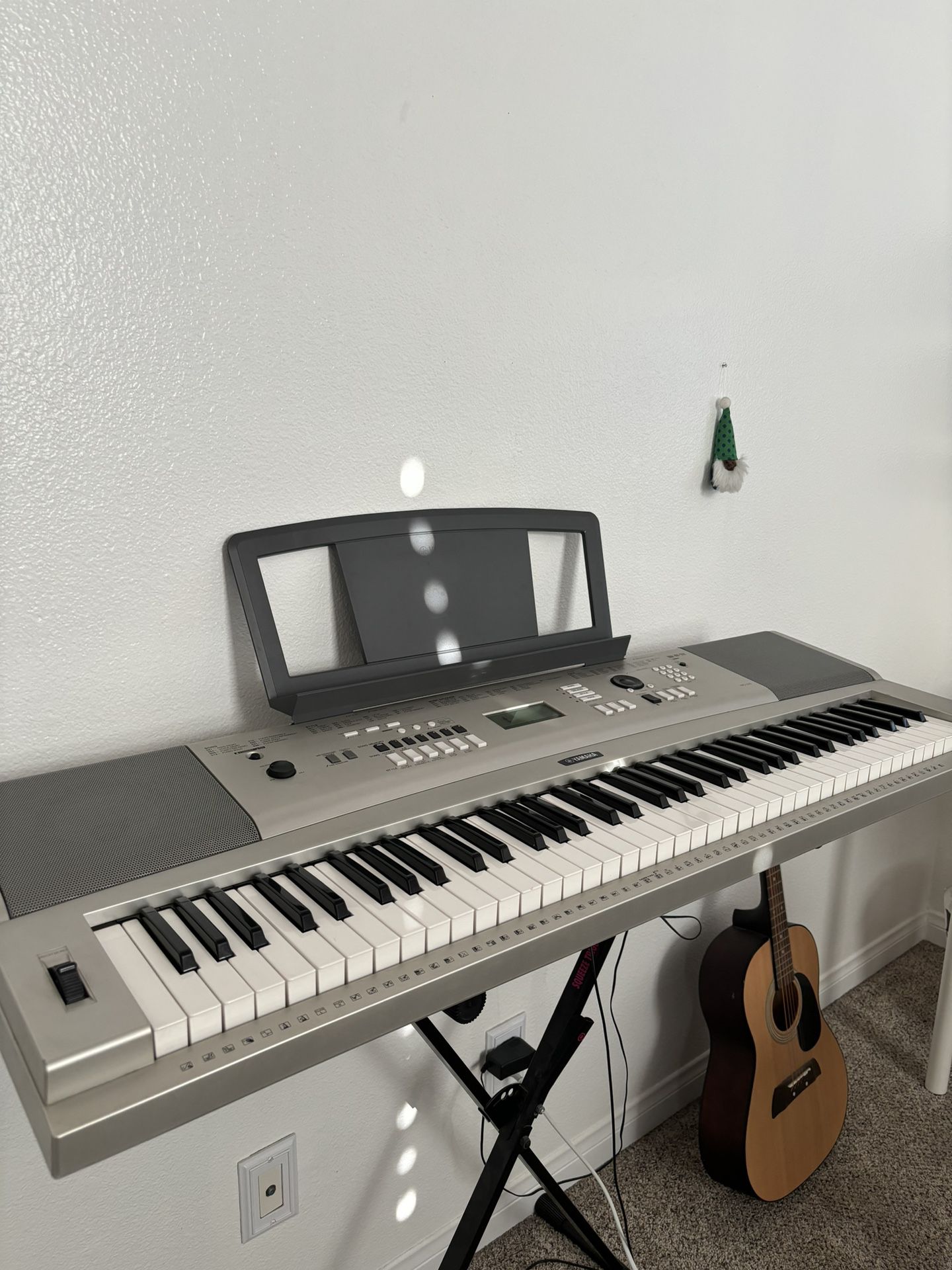 Yamaha Keyboard & Stand 