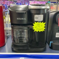 KEURIG COFFEE POT/KCUPS