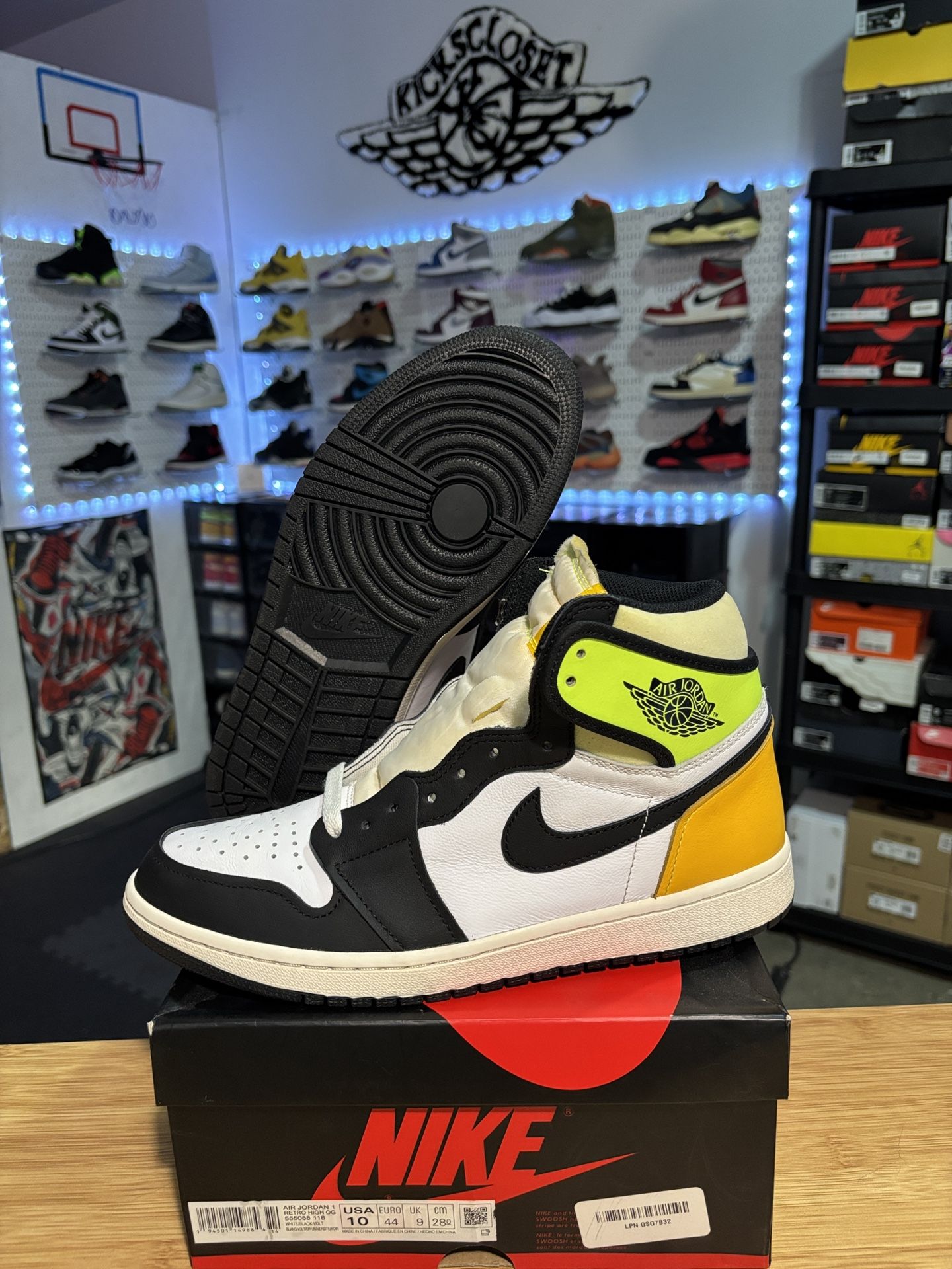 AIR JORDAN 1 RETRO “VOLT” SIZE 10