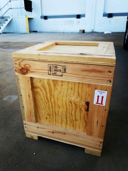 SOLID WOOD SHIPPING CRATE. CAJA DE MADERA
