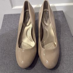 Nude patent pump heels size 8