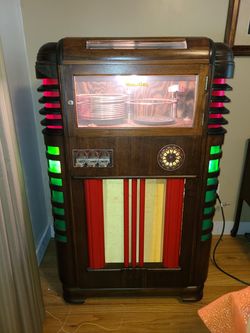 Wurlitzer 412 Jukebox 1936 in aftermarket light up cabinet