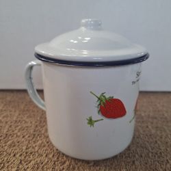 WHITE ENAMEL MUG WITH LID - STRAWBERRY DECOR