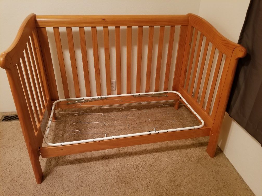 Baby crib/ toddler bed